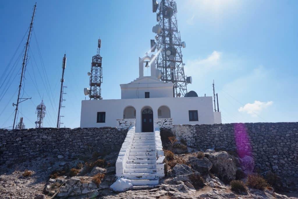 Kirche und Funkturm auf dem höchsten Berg von Paros Griechenland.