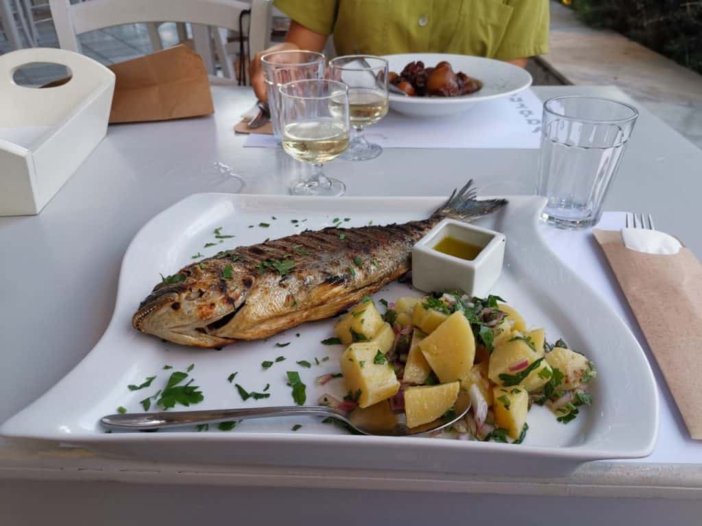 Gegrillter Fisch mit Kartoffelsalat in einem Restaurant auf Paros.
