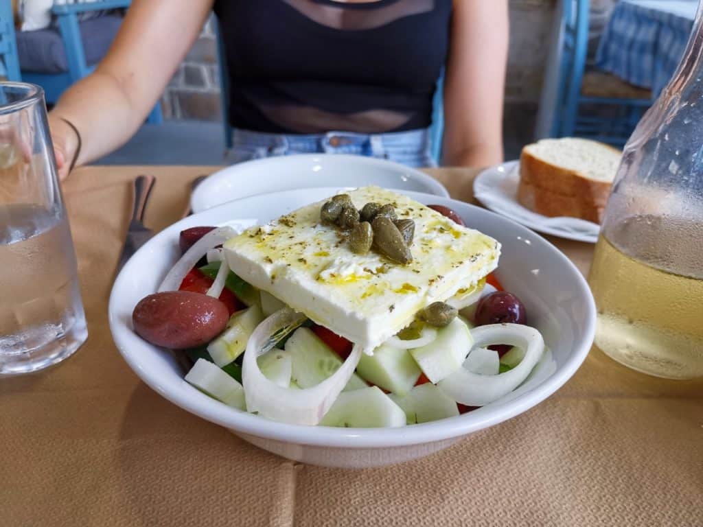 Griechischer Salat in Naoussa auf Paros.