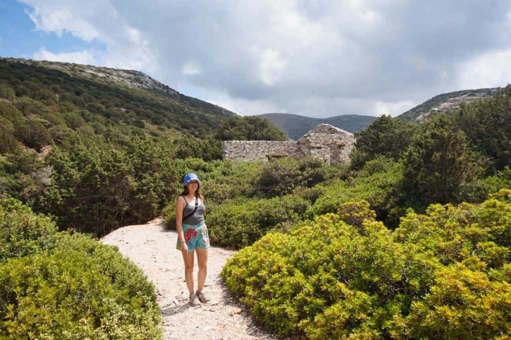 Marie wandert zu den historischen Marmorstollen bei Marathi auf der Insel Paros in Griechenland.