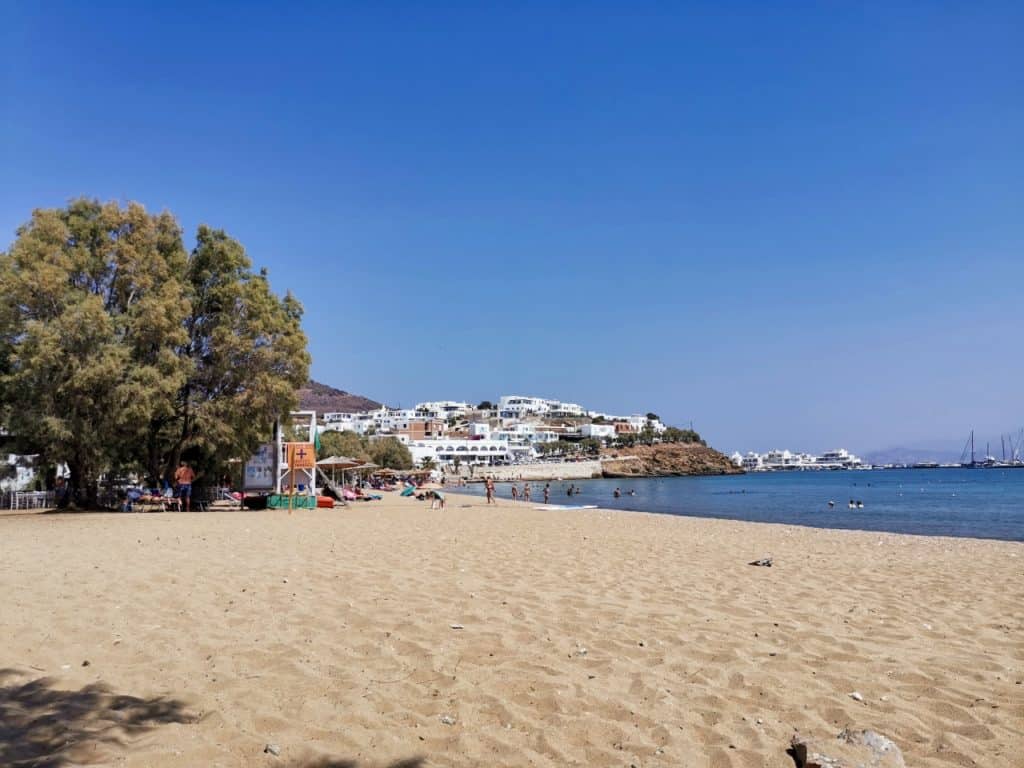 Schönster Paros Strand ist der Paralia Logaras mit feinem Sand und Bäumen.