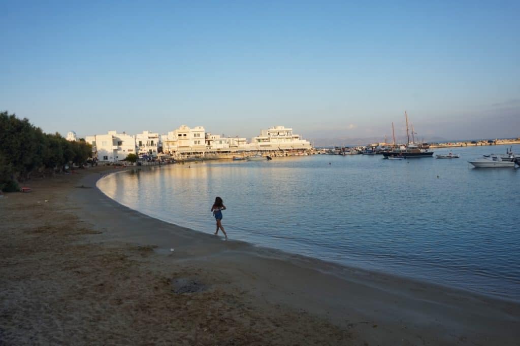 Joggerin beim Sonnenuntergang am Piso Livadi einem Strand auf Paros Island.