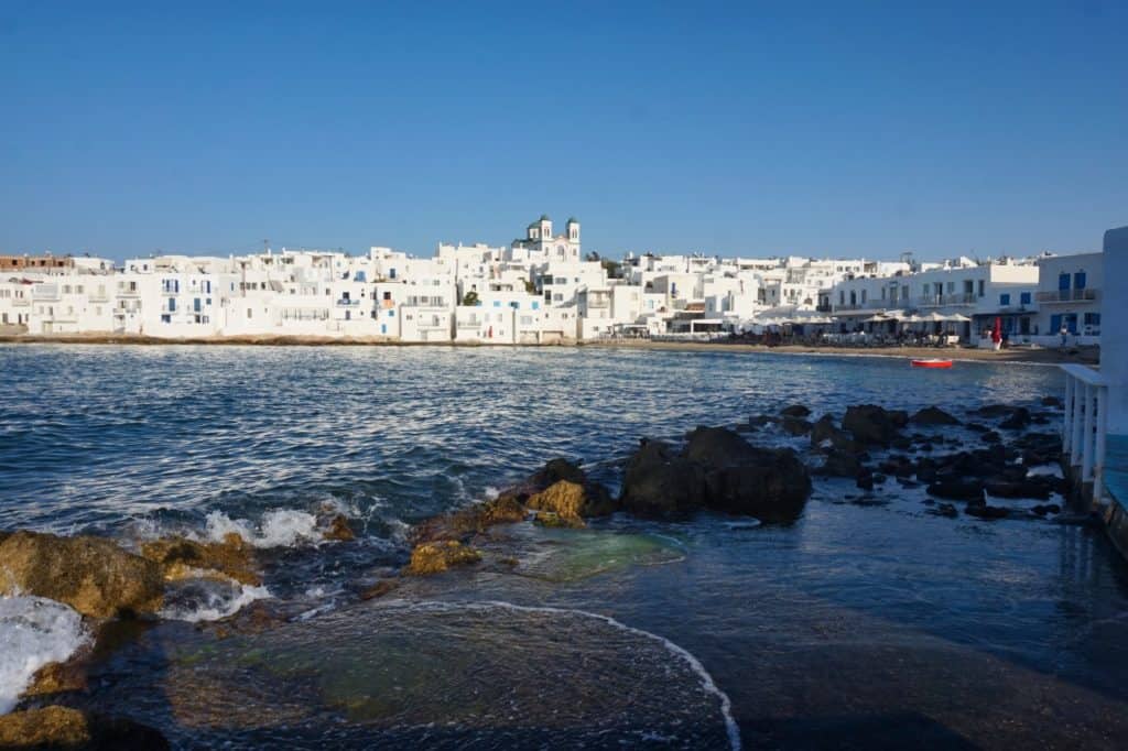 Piperi Beach vor der Kulisse von Naoussa auf Paros Island.