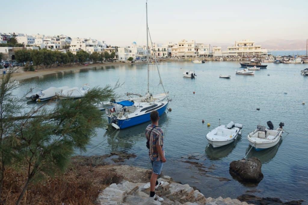 Chris steht am Hafen von Piso Livadi bei unserem Urlaub auf Paros Griechenland.