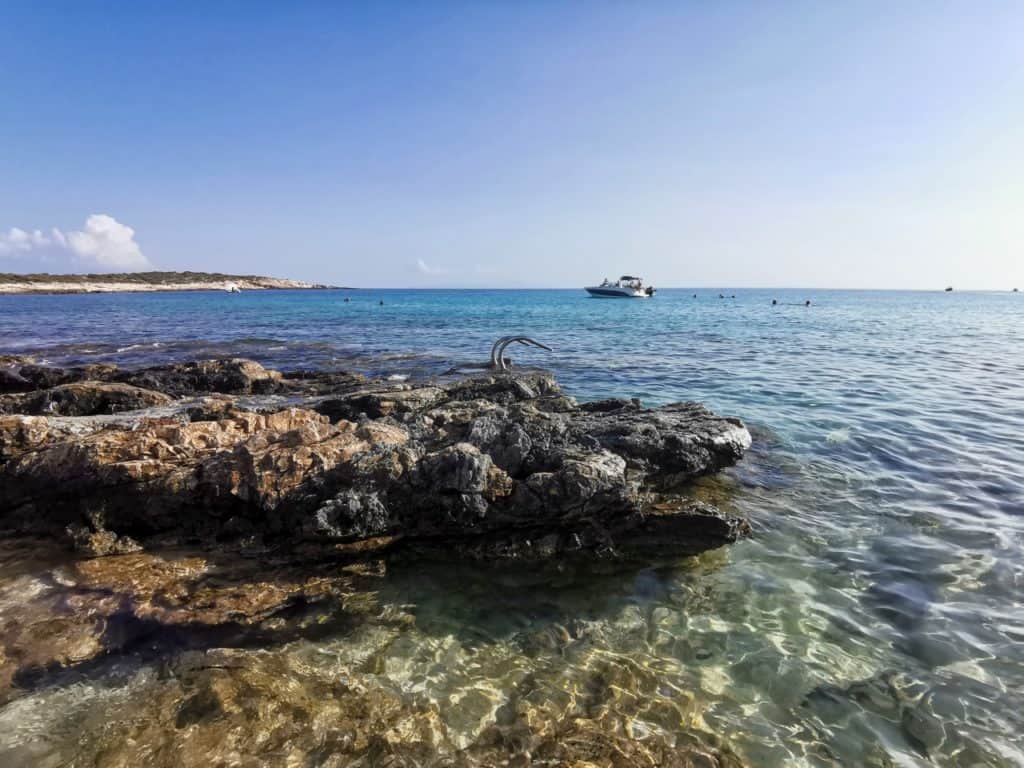 Leiter ins Meer am Strand Sigis Rock in Paros Griechenland.