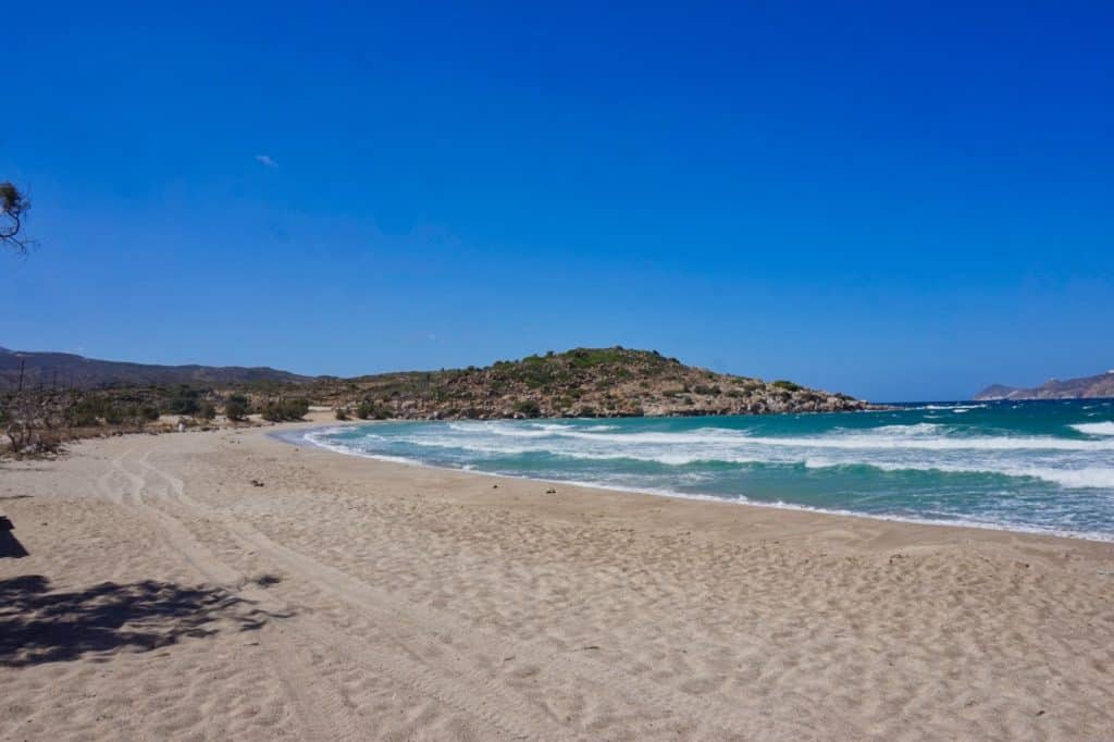 Der Achivadolimni Strand auf Milos bei starkem Wind und rauher See