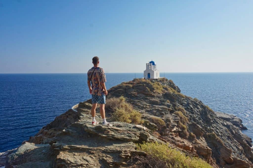 Chris blickt auf die Kirche der 7 Märtyrer in Kastro in Sifnos