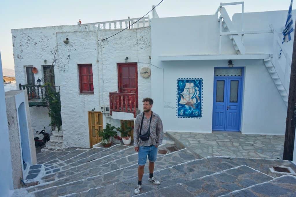 Chris steht in Plaka in einer Straße auf der Insel Milos