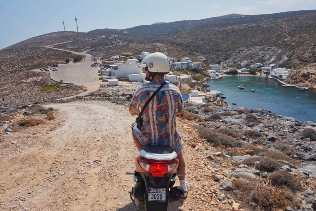 Chris fährt mit dem Roller über eine Schotterpiste auf Sifnos in Greece