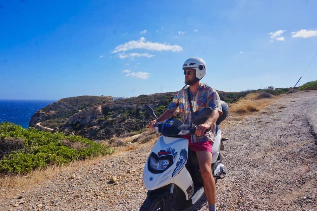 Chris fährt mit dem Roller über die griechische Insel Milos