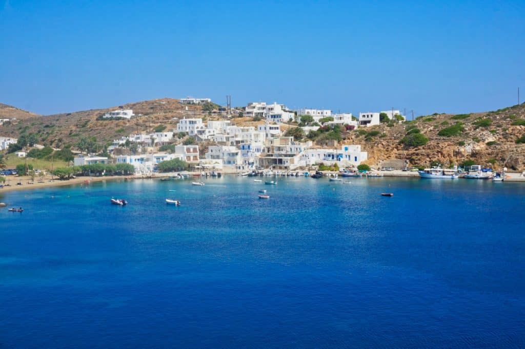 Blick auf das kleine Fischerdorf Faros mit davor liegenden Booten in Sifnos