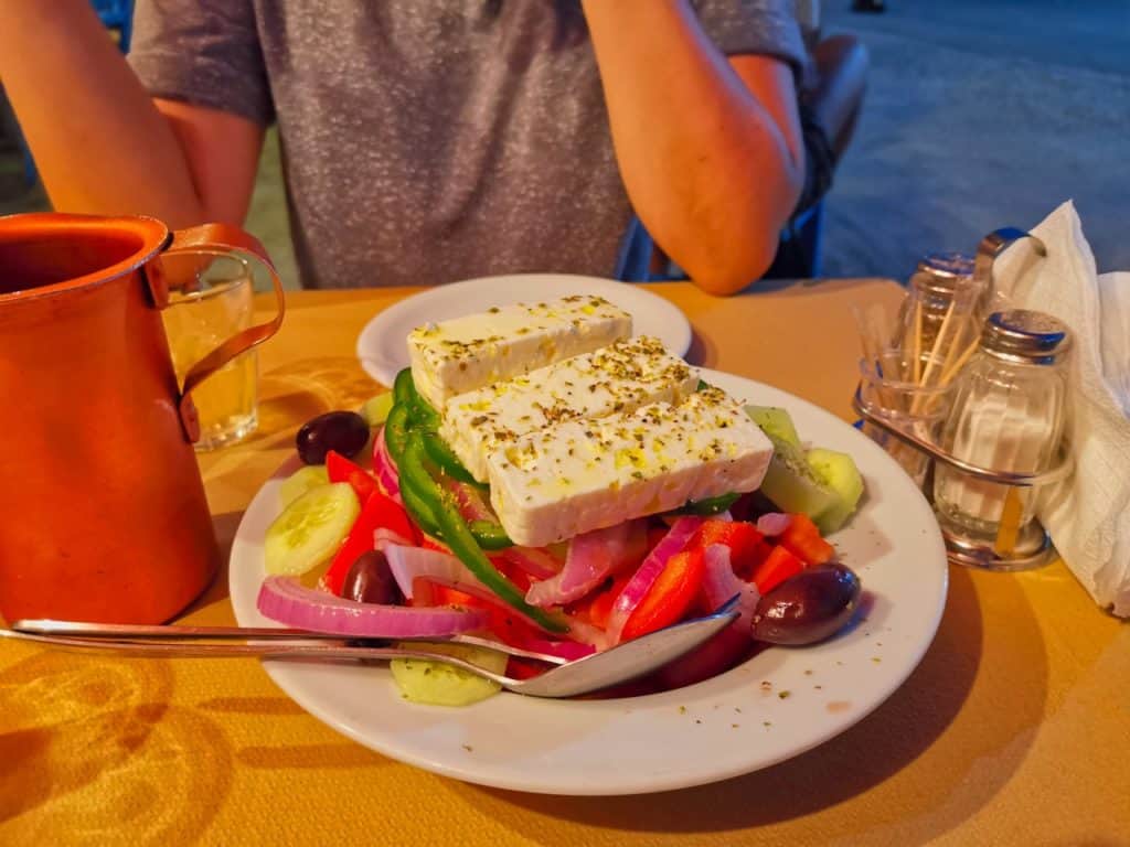 Ein echter Geheimtipp ist dieses Restaurant, in dem es unter anderem leckeren griechischen Salat für uns gab auf der Insel Naxos