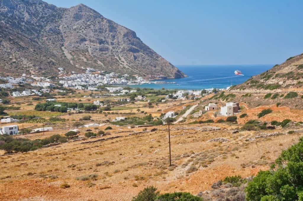Blick auf die Bucht von Kamares auf Sifnos in Griechenland