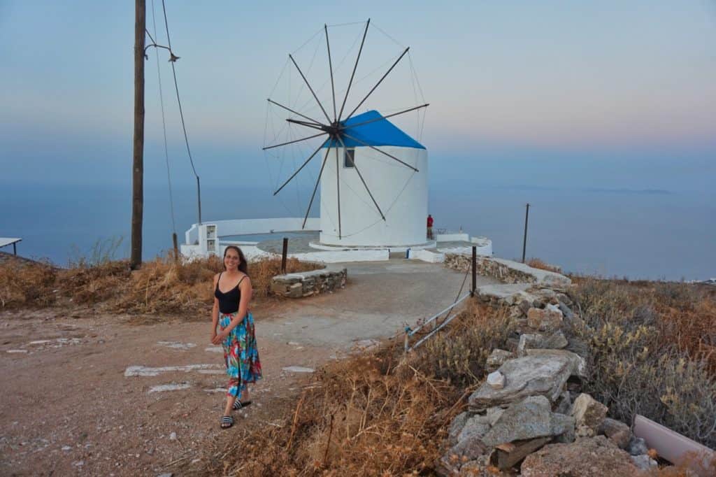 Marie steht vor den Windmill Villas in Sifnos