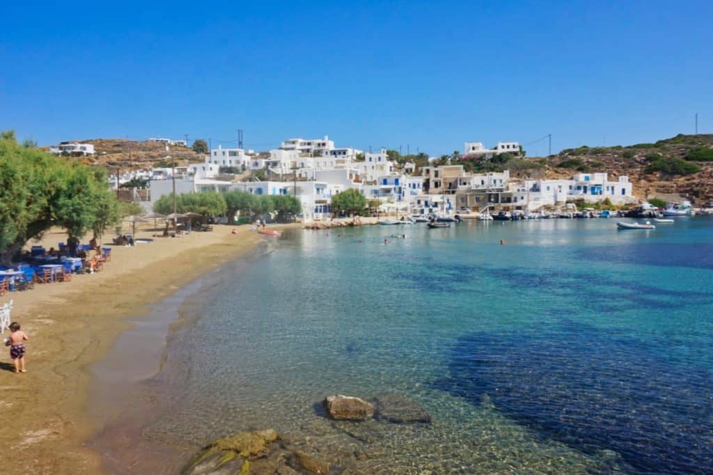 Der Paralis Faros mit dem idyllischen Fischerdorf im Hintergrund auf Sifnos in Griechenland