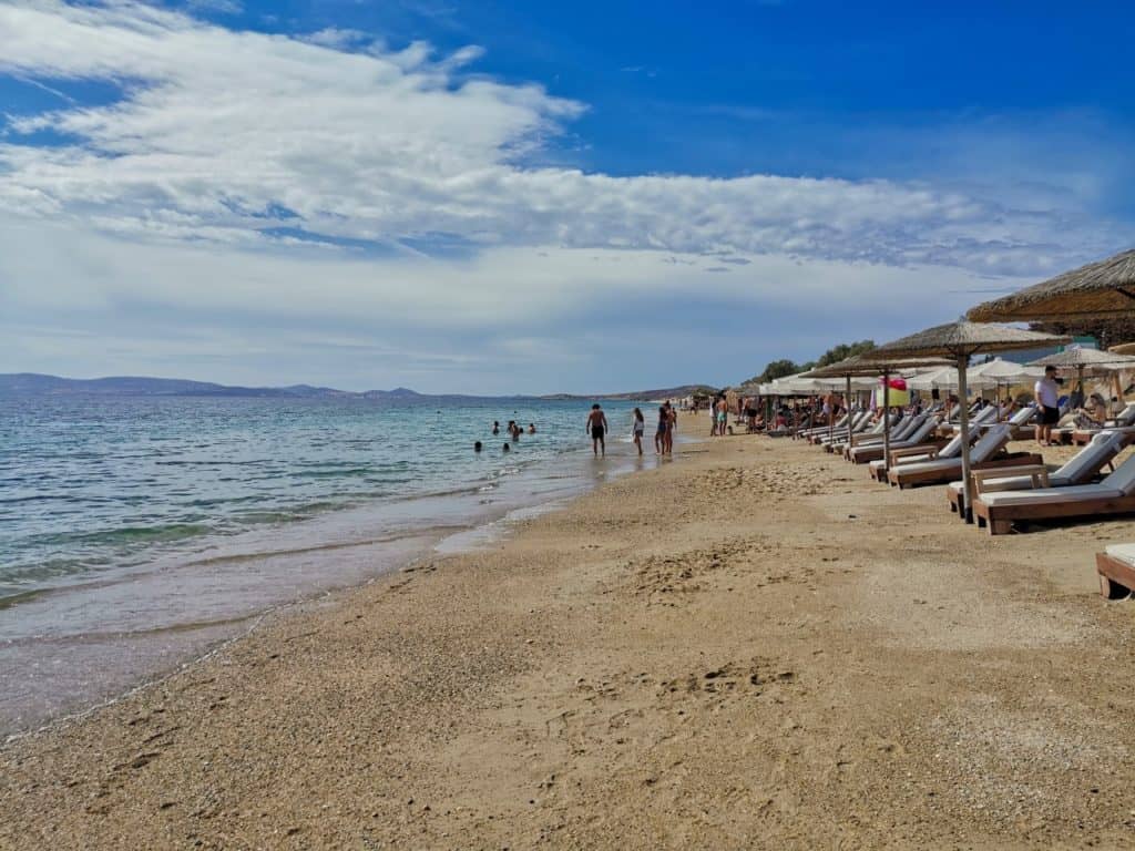 Der idyllische Plaka Beach auf Naxos in Griechenland