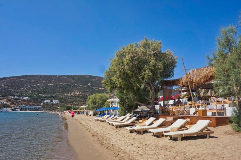 Der Platis Gialos Beach mit Liegestühlen