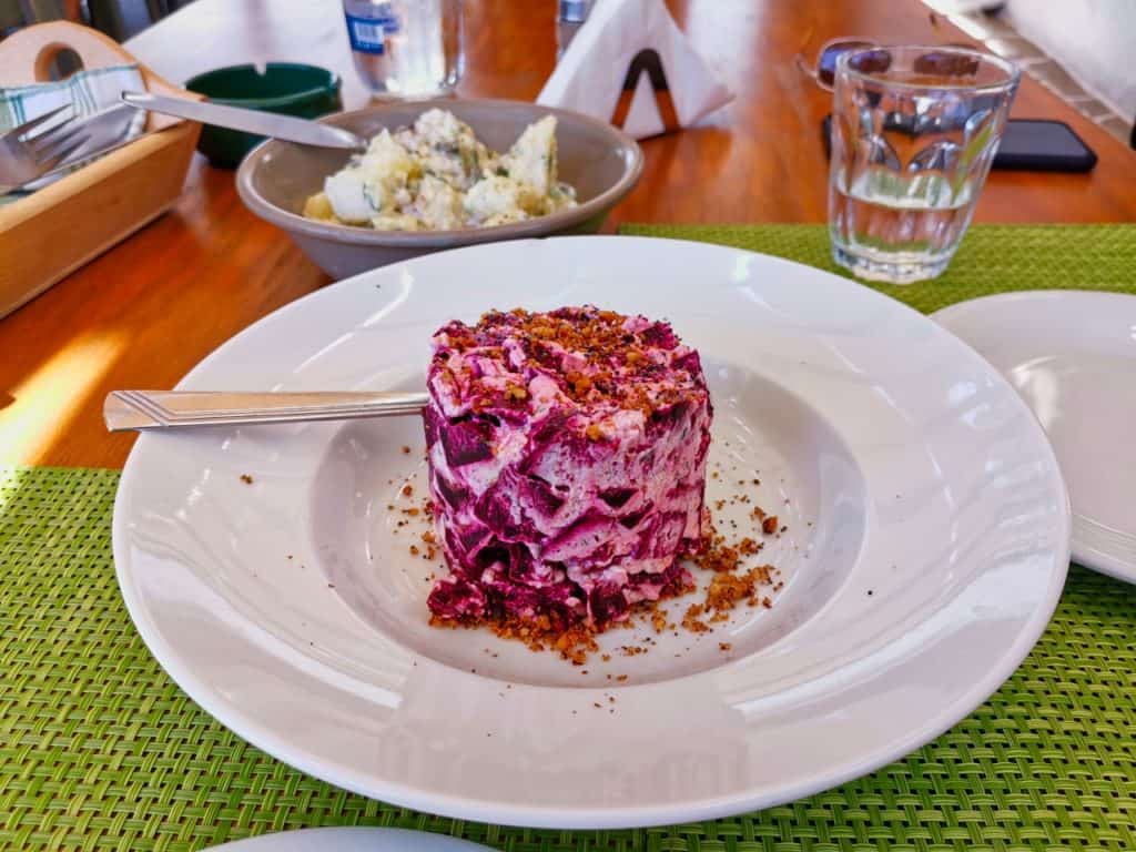 Ein köstlicher Rote Beete Salat im Restaurant Margarita in Artemonas