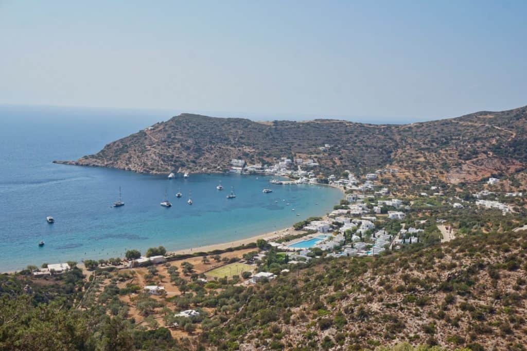 Ein schöner Blick auf die kreisrunde Vathi Bucht auf Sifnos in Griechenland