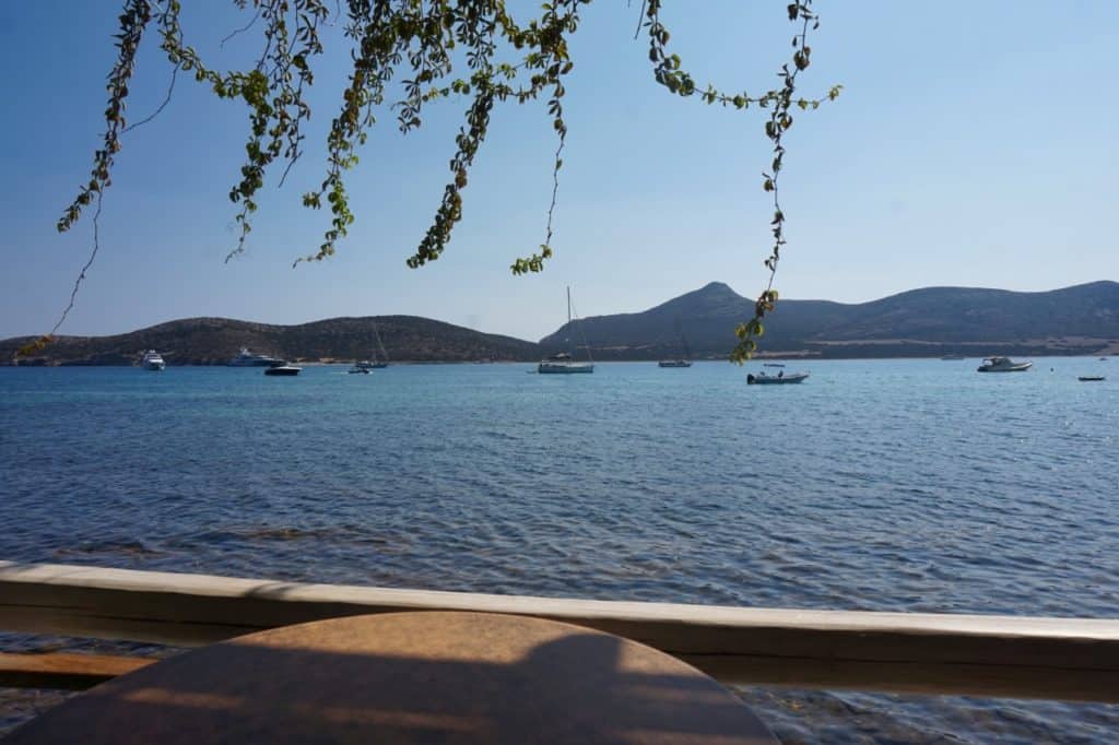 Restaurant am Wasser am Strand Agios Georgios auf Antiparos, Griechenland.