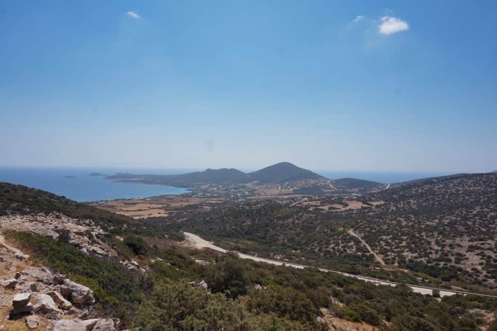 Blick auf die Insel Antiparos von einem Aussichtspunkt.