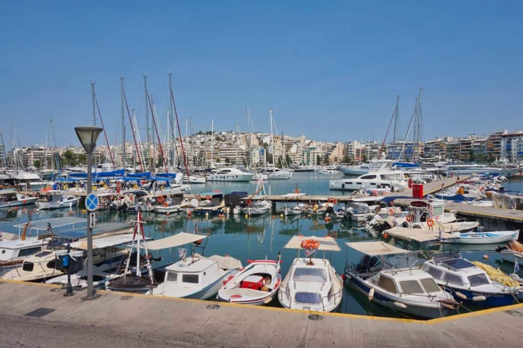 Die Bucht von Zea mit Hafen und Segelbooten