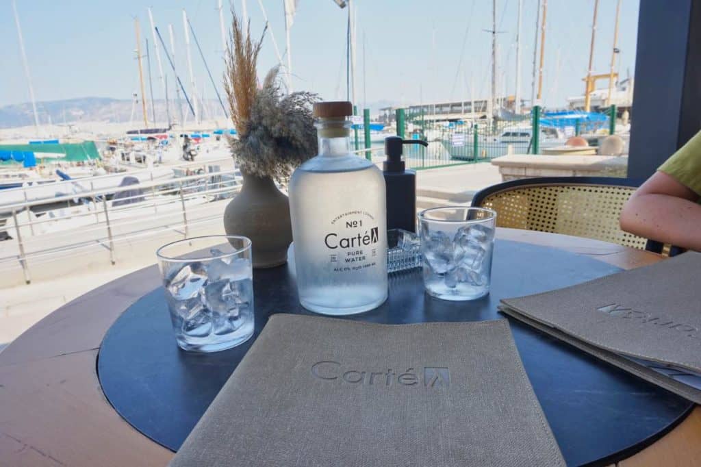 Mittagessen bei Cartel mit Blick auf den Hafen von Mikrolimano