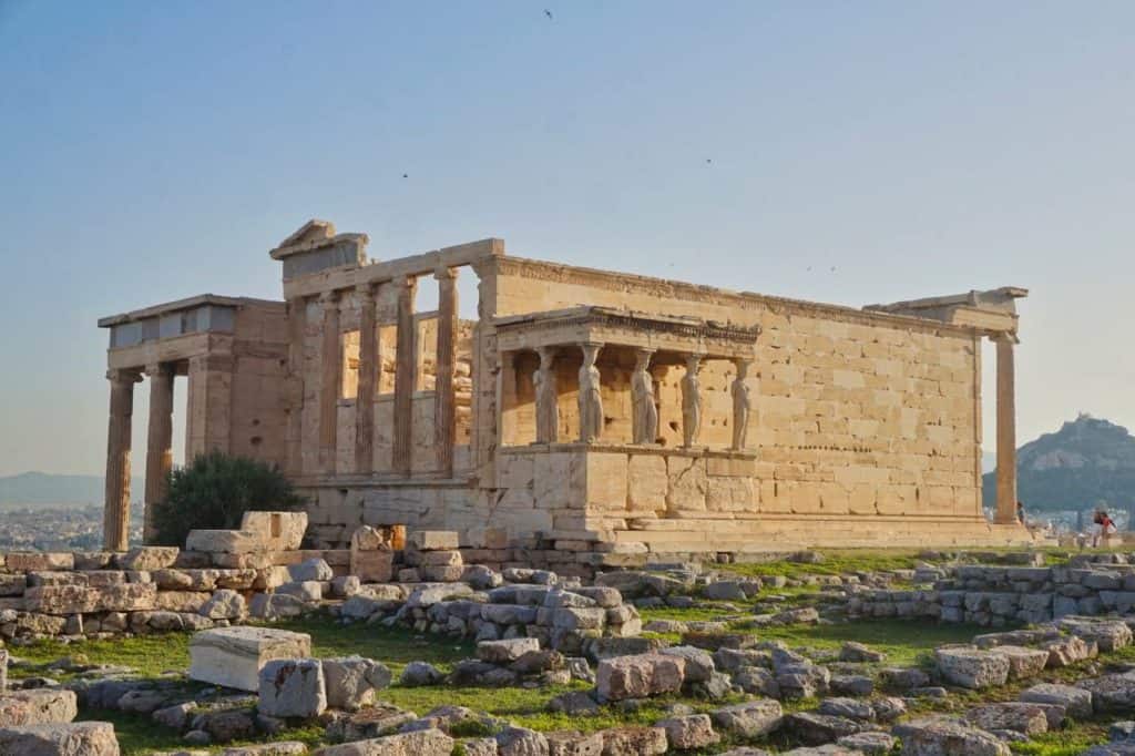 Blick auf den Erechtheiontempel mit Karyatiden in der Akropolis Athen
