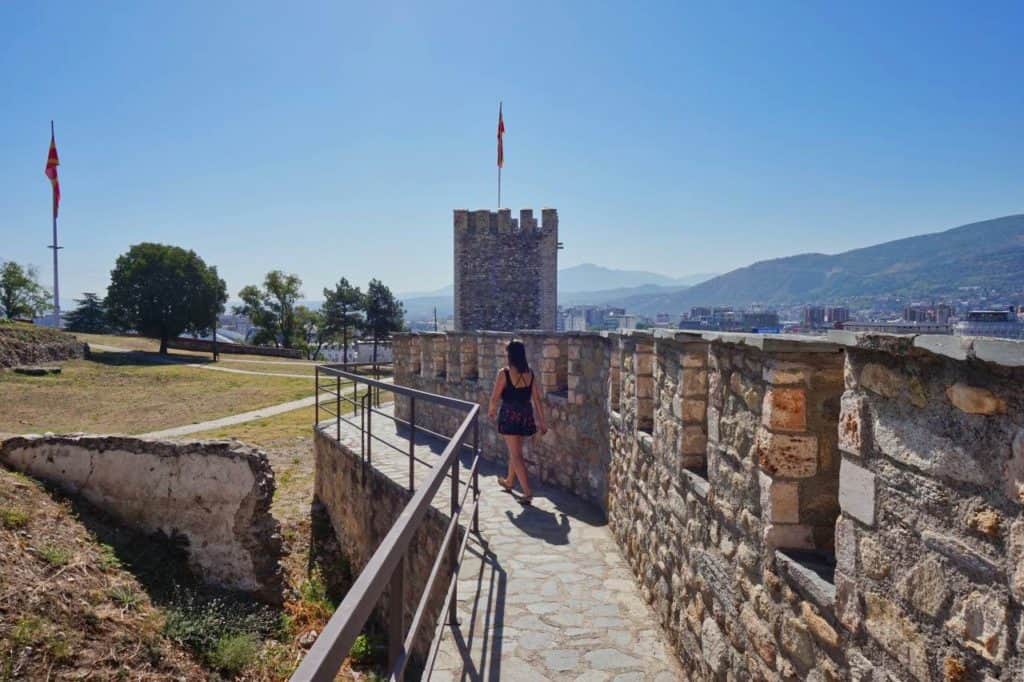 Marie läuft auf den Mauern des Fort Kale in Skopje, Nordmazedonien.