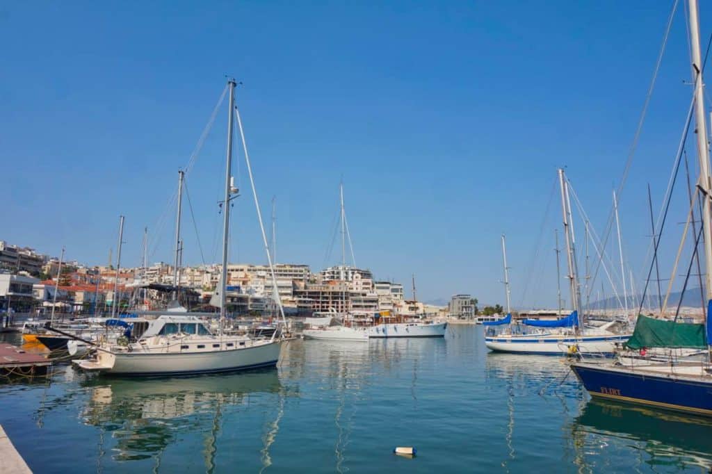 Der Hafen von Mikrolimano mit Segelbooten in Piräus