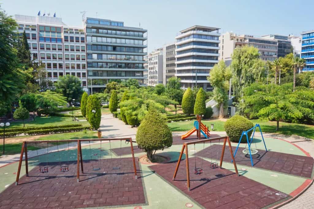 Ein Spielplatz mit Häusern im Hintergrund in Piräus