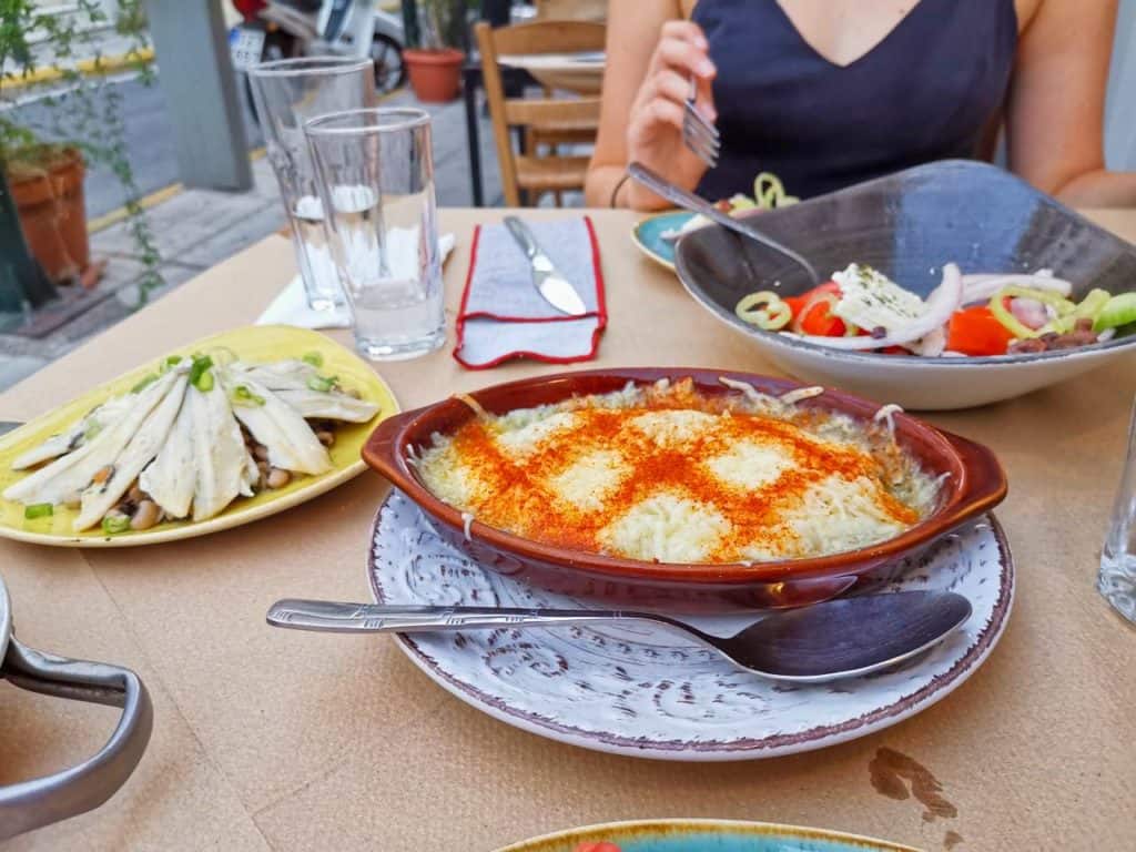 Überbackener Käse in einem Restaurant in Piräus