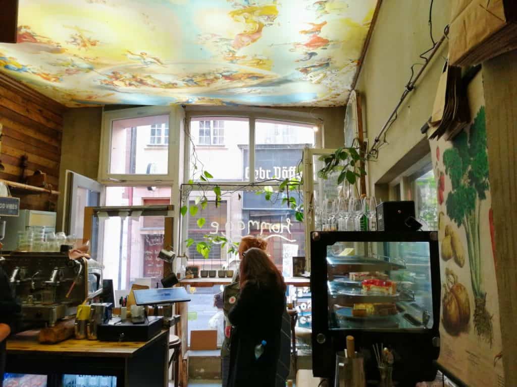 Café Hommage im Belgischen Viertel in Köln bietet veganes und glutunfreies Essen an.