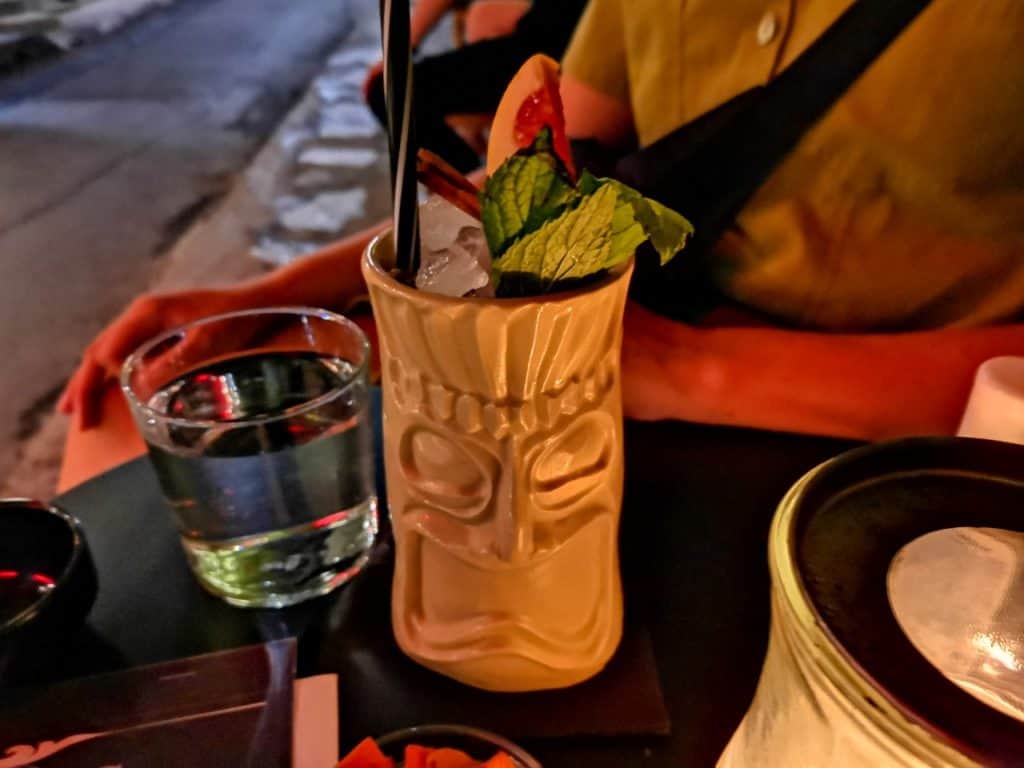 Tipp für Cocktails in Athen ist die Bar Hitchcocktales.