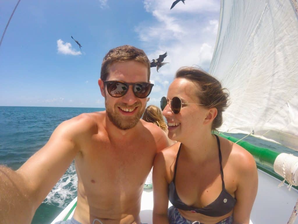 Marie und Chris vom Reiseblog Worldonabudget bei einer 10 Tage Backpacking Rundreise in Belize.