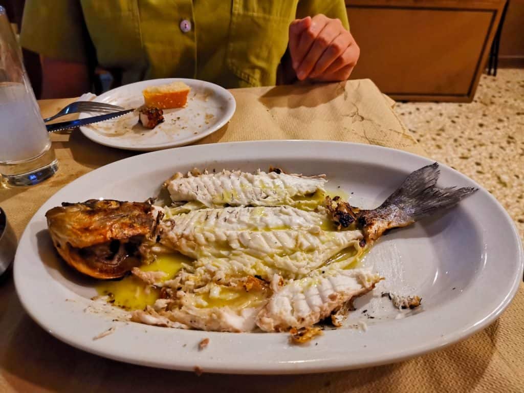 Gegrillter Fisch des Tages im Restaurant O Lola in Koukaki Athen.