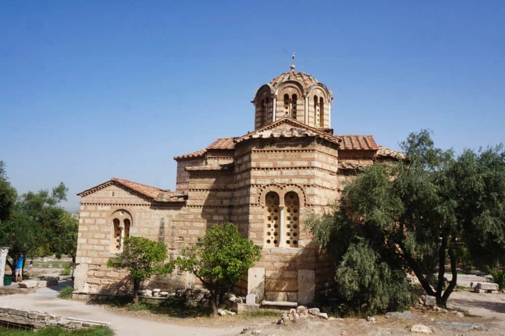 Kirche bei der Griechischen Agora, einer antiken Sehenswürdigkeit in Griechenland.