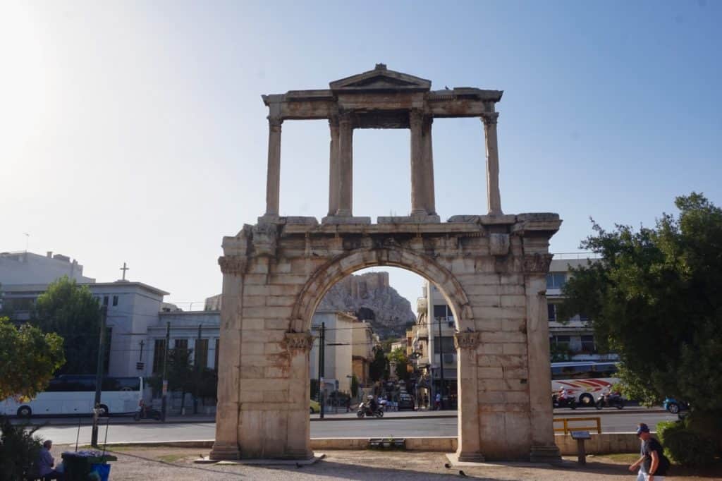 Das Hadrianstor in Athen mit der Akropolis im Hintergrund kannst du umsonst besuchen.