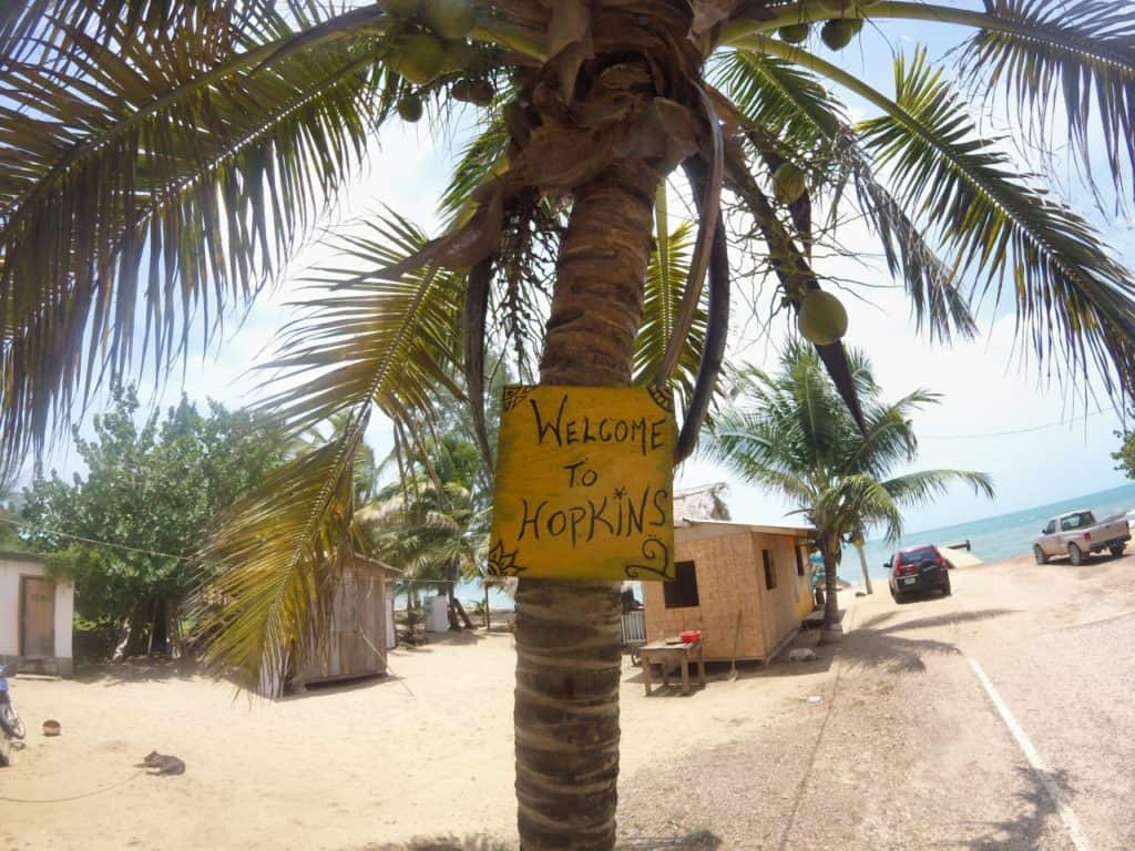 Schild am Strand von Hopkins in der Karibik von Belize.