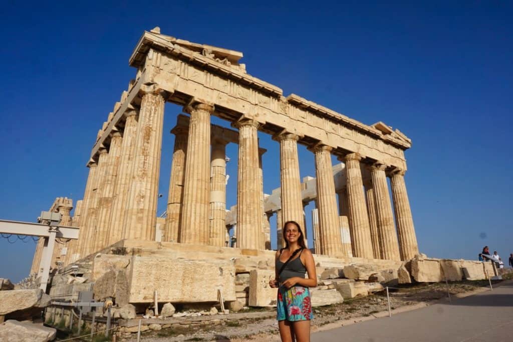 Marie steht vor dem Parthenon, einer der größten Athen Sehenswürdigkeiten in Griechenland.