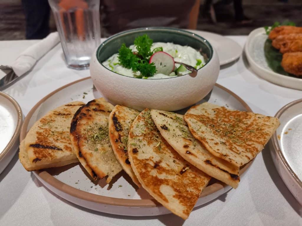 Glutenfreies Pitabrot mit Tzatziki im Restaurant Greek Stories in Athen.