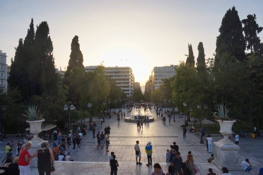 Zentraler Syntagma Platz in Athen ist eine der gratis Sehenswürdigkeiten.