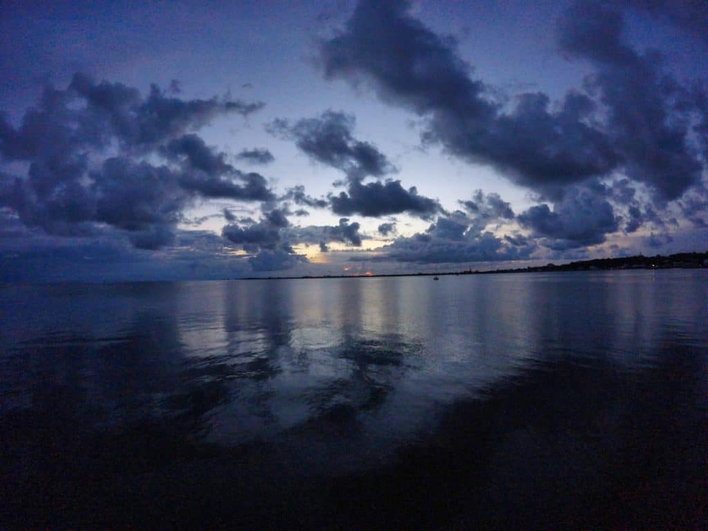 Wolken beim Sonnenaufgang auf der Insel Utila.