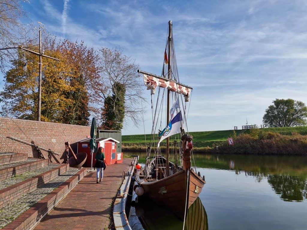 Das Wikingerschiff Tyrikir im Hafen von Hooksiel.