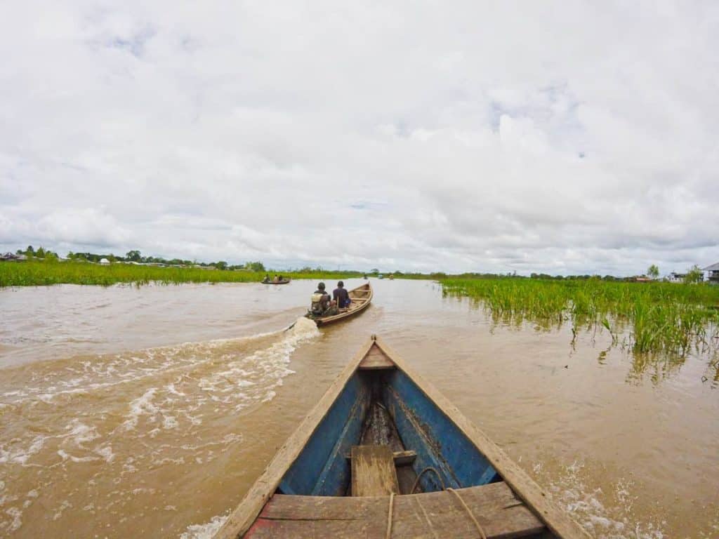 Boote fahren über den Amazonas in der Nähe von Leticia