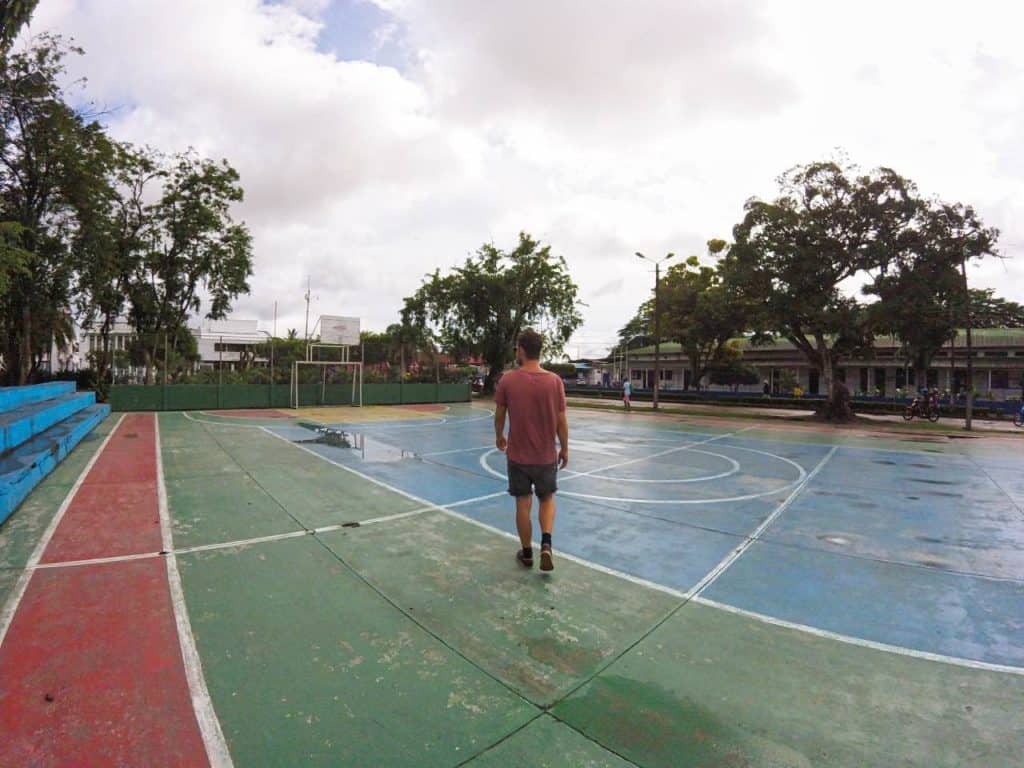 Chris läuft durch den Parque Santander in Leticia in Kolumbien