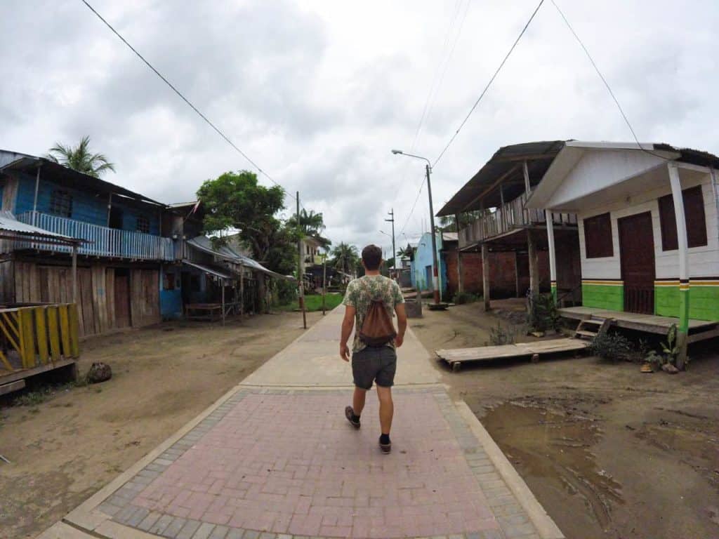 Chris läuft durch das Dorf Santa Rose in Peru