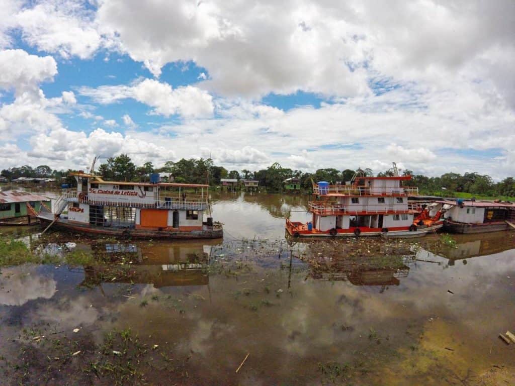 In Leticia liegen alte Amazonasdampfer vor Anker