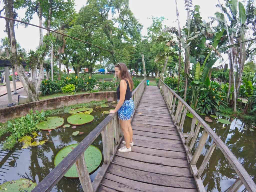 Marie steht auf einer Brücke im Parque Orellana in Leticia