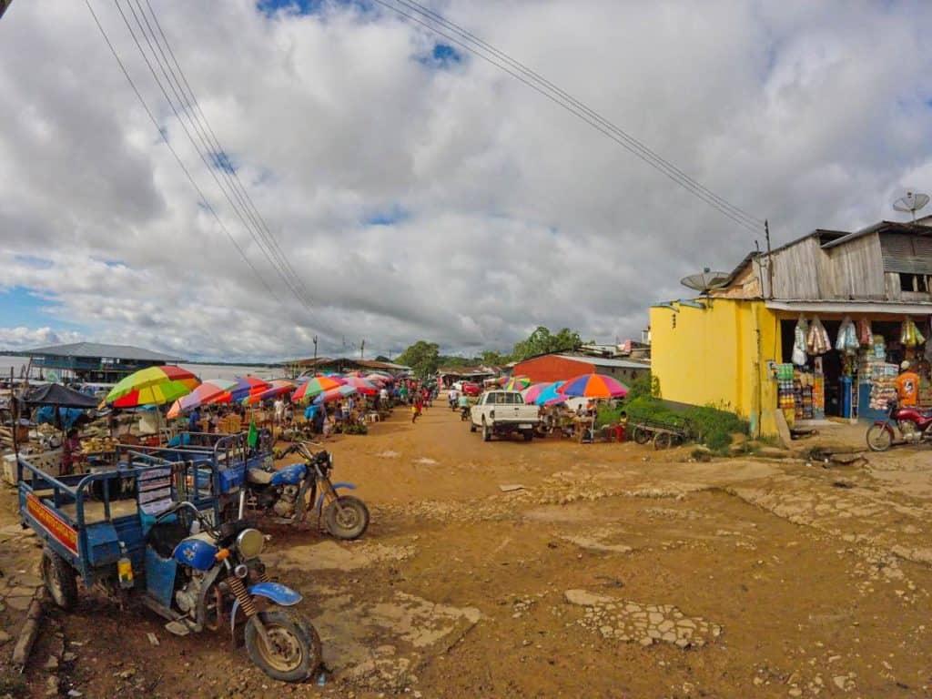 Die geschäftige Uferpromenade in Tabatinga in Brasilien